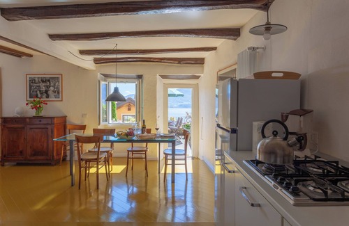 Gonte Appartement | Cadebei 1. Stunning lake view in the charming, quiet hamlet of Gonte.