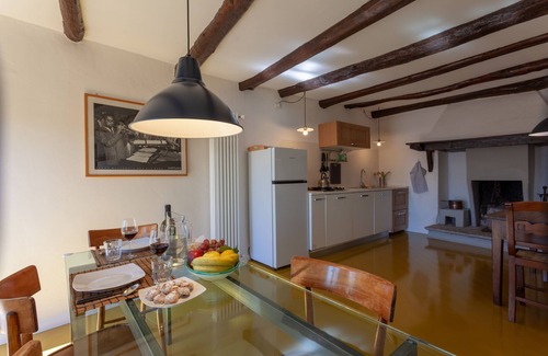 Gonte Appartement | Cadebei 2. Relaxing lake view in the charming, quiet hamlet of Gonte.