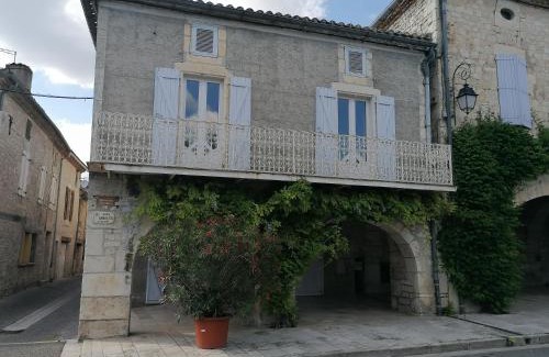 Castelnau-Montratier-Sainte-Alauzie Maison | CAHORS SUD : Maison quercynoise avec vue sur place du village