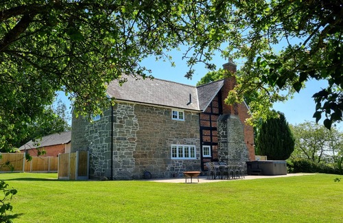 Montgomery Cottage | Calcot Farmhouse - a beautiful farmhouse that sleeps 8 guests in 4 bedrooms