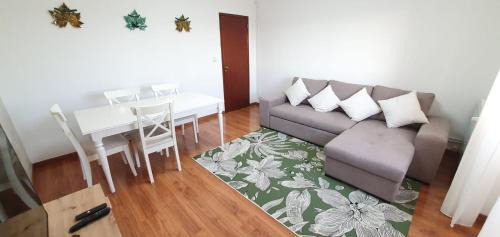 Nossa Senhora do Populo Appartement | Caldas da Rainha's Green & Brown