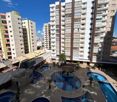 Assis Appartement | Caldas Novas - Condominio Casa da Madeira - ate 5 pessoas - PERMITIDO descer com bebida para o parque - Centro