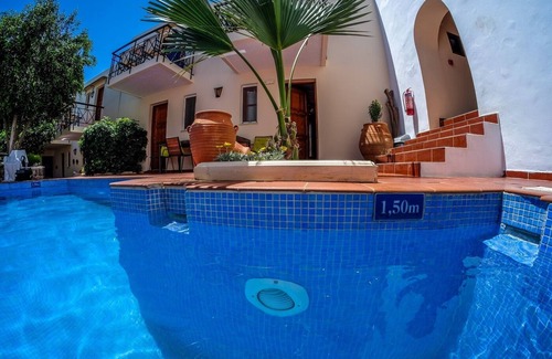 Atsipópoulon Appartement | Suite LYDIA colorée, piscine, patio, terrasse sur le toit, près de Réthymnon