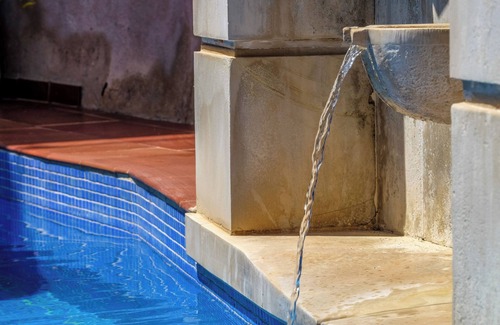 Atsipópoulon Appartement | Suite LYDIA colorée, piscine, patio, terrasse sur le toit, près de Réthymnon