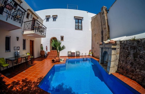 Atsipópoulon Appartement | Suite LYDIA colorée, piscine, patio, terrasse sur le toit, près de Réthymnon