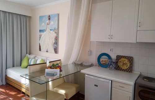 Atsipópoulon Appartement | Appartement FRINI aux couleurs chatoyantes, vue sur la piscine, près de Réthymnon, Crète