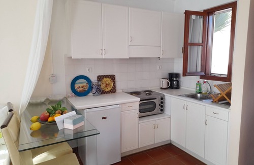 Atsipópoulon Appartement | Appartement FRINI aux couleurs chatoyantes, vue sur la piscine, près de Réthymnon, Crète