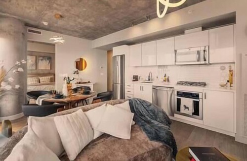 Connaught Appartement | Calgary Tower View |King Bed | 2BR |AC | Pool |Gym