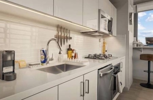 Connaught Appartement | Calgary Tower View |King Bed | 2BR |AC | Pool |Gym