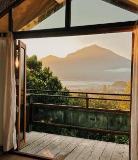 Kedisan Cabine | Calidas Hill
