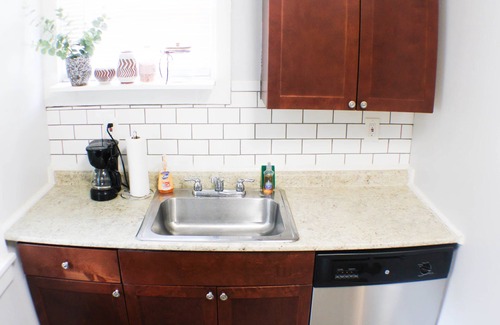Marshall-Shadeland Appartement | California Ave Quarters-2 Bedroom w/ Easy Parking!