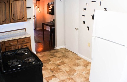 Brighton Heights Maison | California Ave Quarters | Newly Renovated 2BR Home