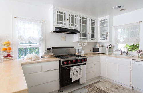 Venice Maison | California Dreaming! Elegant White Cottage, Venice Beach Happy holidays here!!