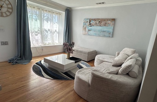 Los Altos Maison | Calm 3-2 house in Long Beach