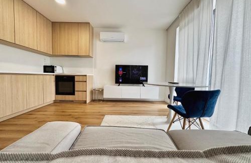 Lorincik Appartement | Calm and Modern Flat with Free Parking 10mins on bus to City Centre 1min walk to Bus stop