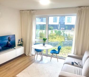 Lorincik Appartement | Calm and Modern Flat with Free Parking 10mins on bus to City Centre 1min walk to Bus stop