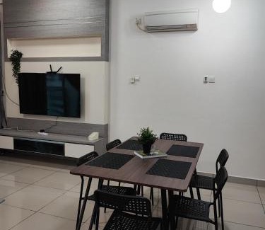 Taman Mount Austin Appartement | Calm and Peaceful Lake View Mount Austin Apartment