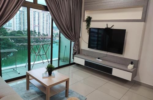 Taman Mount Austin Appartement | Calm and Peaceful Lake View Mount Austin Apartment