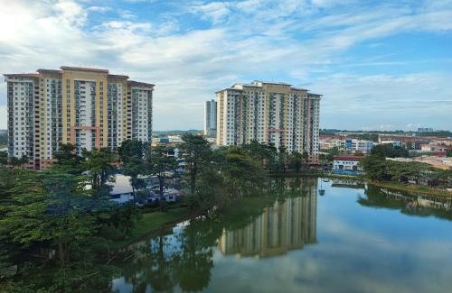 Taman Mount Austin Appartement | Calm and Peaceful Lake View Mount Austin Apartment