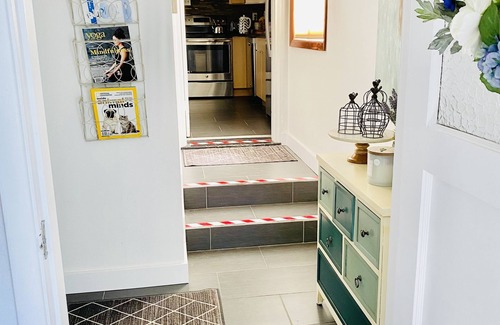 St. Johns Maison | Calm and Quiet 1-Bedroom, 1 Bath Guest Suite in NP, Fast Wi-Fi, Garden Oasis