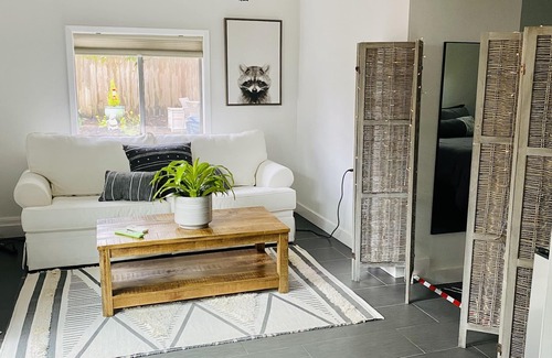 St. Johns Maison | Calm and Quiet 1-Bedroom, 1 Bath Guest Suite in NP, Fast Wi-Fi, Garden Oasis