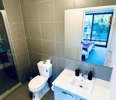 Hadfield Maison | Calm Getaway Close to Airport