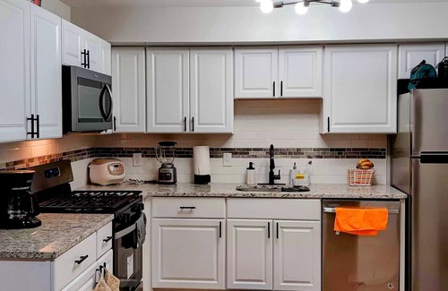 Gaithersburg Copropriété | Calm Palace Stay. The Away Home