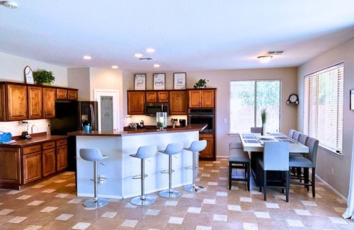 Maricopa Maison | Calming 5 Bed, 3 Bath, in Good Location