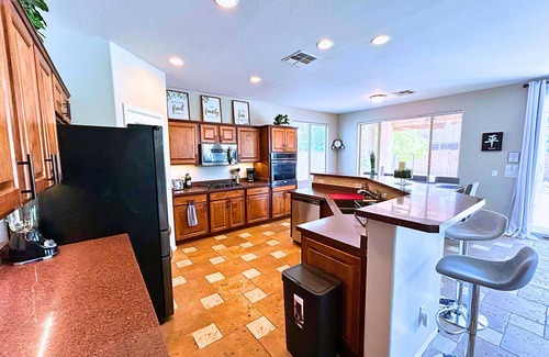 Maricopa Maison | Calming 5 Bed, 3 Bath, in Good Location