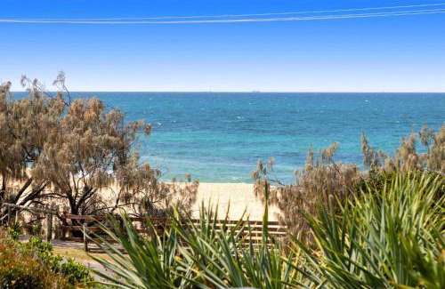 Shelly Beach Maison | Caloundra Retro Beach House in Front of Ocean