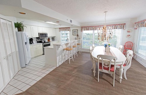 Litchfield by the Sea Maison | Cambridge 301 OV 3BR 3BA Kitchen Balcony