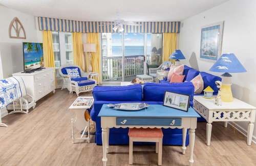 Litchfield by the Sea Maison | Cambridge 301 OV 3BR 3BA Kitchen Balcony
