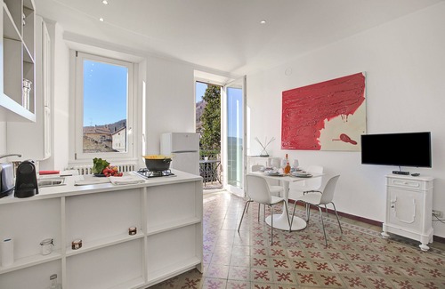 Lesa Appartement | Camelia Apartment in Villa Jejia, Lesa, Italy