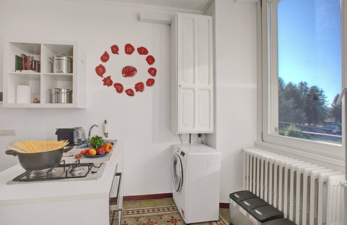 Lesa Appartement | Camelia Apartment in Villa Jejia, Lesa, Italy