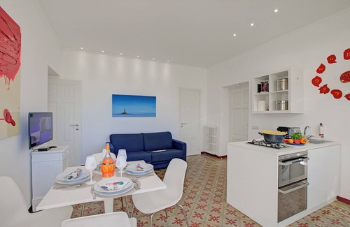 Lesa Appartement | Camelia Apartment in Villa Jejia, Lesa, Italy