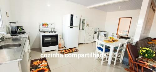 Balneario Arroio do Silva Maison | Camelo locação de Suítes Individuais Pousada com Cozinha e Sala Compartilhada