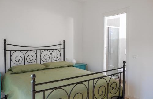 Isolotto Maison | Camera Matrimoniale con bagno privato-struttura condivisa con Host-CASA ENEA