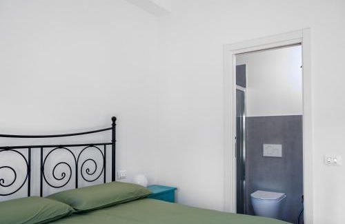 Isolotto Maison | Camera Matrimoniale con bagno privato-struttura condivisa con Host-CASA ENEA