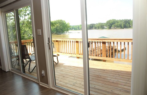 Belmont Maison | Camm's Lakeside Retreat (Close to Charlotte), Family-Friendly, Boat Available