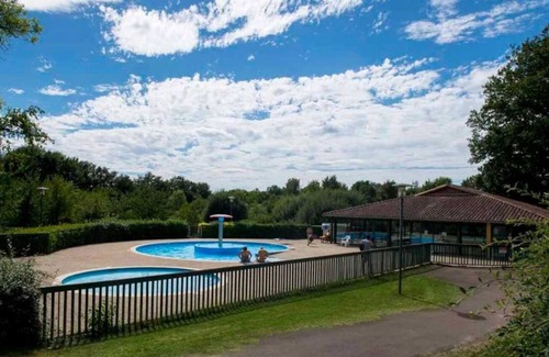 Pressignac Maison | Camping 4 étoiles - Piscine - ccbbghg