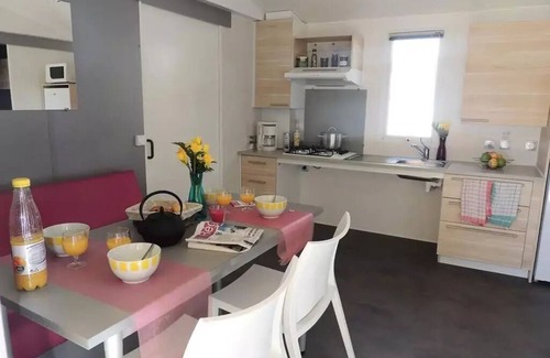 Boisseron Maison | Mobil-home Confort + LIFE PMR 32m²+TV incluse (2 chambres) - terrasse couverte - Clim 4 personnes