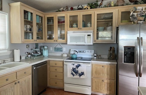 City-by-the Sea Maison | Canal front Coastal Cottage in Rockport off Estes!
