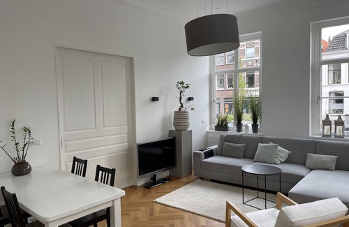 Gouda Appartement | Canal house ground floor in historic center Gouda
