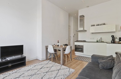 Oude Pijp Appartement | Canal view apartment with private balcony