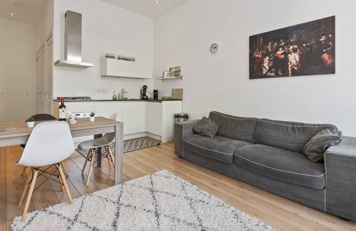 Oude Pijp Appartement | Canal view apartment with private balcony