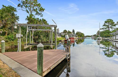Palm Harbor Villa | Canal Waterfront Home with Private Pool