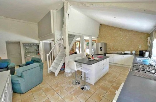 Serignac-Peboudou Maison | Canard: Beautifully renovated tobacco barn & pigeonnier sleeps 14. Pool.