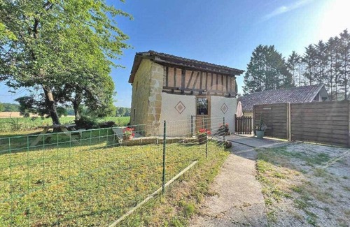 Serignac-Peboudou Maison | Canard: Beautifully renovated tobacco barn & pigeonnier sleeps 14. Pool.