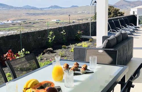 Nazaret Villa | Luxueuse villa avec piscine privée, grandes terrasses, barbecue et vue à débordement