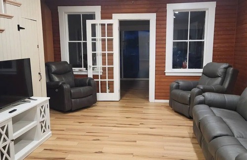 Windham Maison | Canobie Lake 3 bedroom Year Round Waterfront Home - Newly Renovated